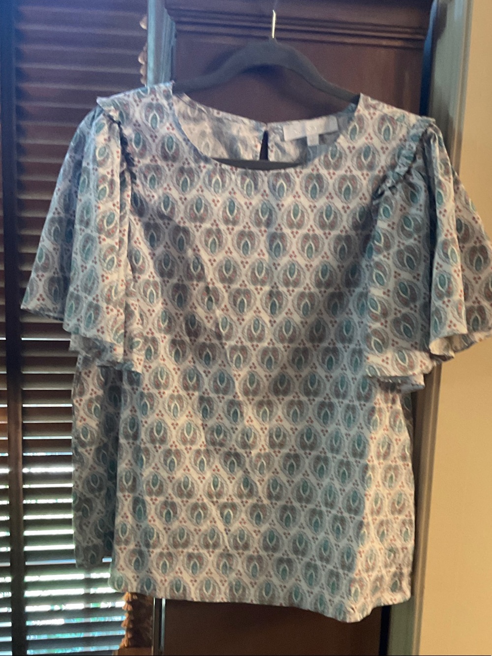 Beautiful print and color top. Size L, like new. sleeves beautiful as is fabric